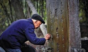  《鱿鱼游戏》：神秘老头身份成谜，生存策略揭示未解之谜