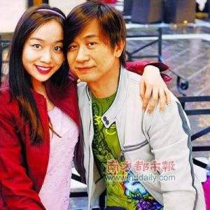  黄舒骏感情生活大揭秘，被指情感经历复杂，现任妻子比他小24岁？