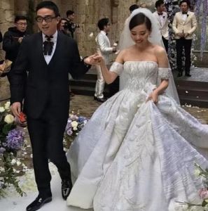  张靓颖婚变传闻沸沸扬扬，与冯轲疑似离婚引热议：网友呼吁尊重妈妈意见