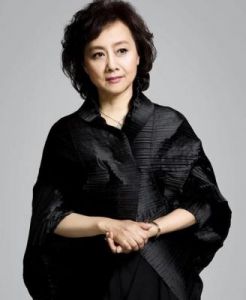 黄梅莹：31岁嫁金鑫，婚后36年恩爱如初，儿子成知名导演