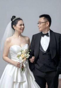 沈梦辰分享父母35年婚纱照，母女同框宛如姐妹