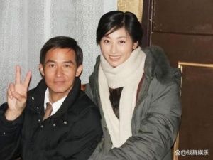 李子雄与小23岁娇妻恩爱亮相，自称女方的择偶标准是帅气