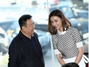 尤小刚三段婚姻：首任娇妻比他小10岁，现任比他小30岁