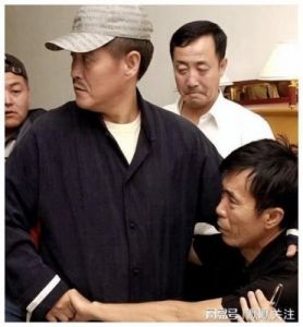 范伟妻子神秘亮相，28年低调美貌引人关注