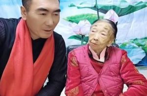 马玉琴遭孙玩坏？孙子将其P成舞女，74岁丈夫逼她下跪乞食