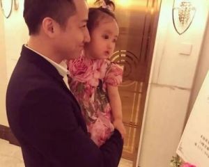 黄晓明疑公开婚讯，与二婚女友叶珂共携两子，妻子身份引热议