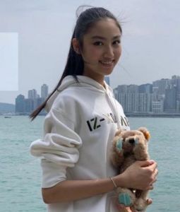 贾静雯17岁女儿穿吊带身材成熟似妈妈