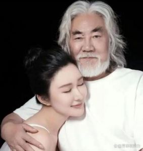 张纪中三段婚姻揭秘，与现任妻子杜星霖相差30岁