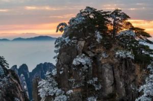 黄山位于我国安徽省黄山市，拥有独特的自然景观和历史文化