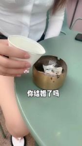 结婚后烟灰缸里为何不能倒水？