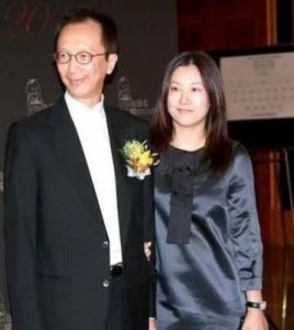 伏明霞丈夫的个人信息及为何选择嫁给年长50岁的男士