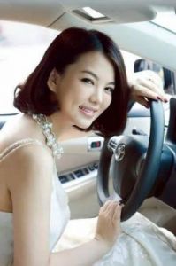 李湘年轻时美照盘点三段婚姻历程