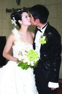 张丹峰个人简介及与洪欣婚姻状况