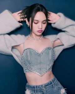 杨丞琳晒出6张近照，穿吊带装大秀曲线美，被指“变味了”