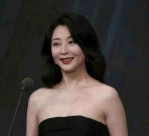 女演员为殷桃发声，殷桃回应态度含糊，曾凭借两部作品荣获飞天奖