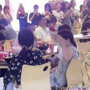 全校围观！红婵访问堂嫂的工作单位，食学生餐厅引热潮