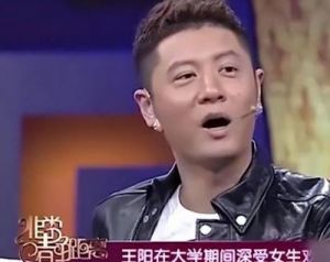 与蒋欣相恋多年，他转身娶了年轻四岁的娇妻，如今两人携手共创辉煌