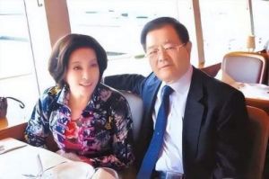 刘晓庆婚内出轨疑云再起，聊天记录与威胁事件引发热议