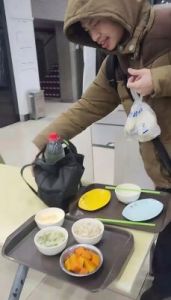 韦东奕朴素饮食背后的哲学：不羡慕，追求内心富足