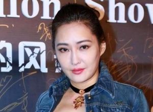 57岁孟广美惊艳时装周：逆龄美丽与坎坷人生的华丽蜕变